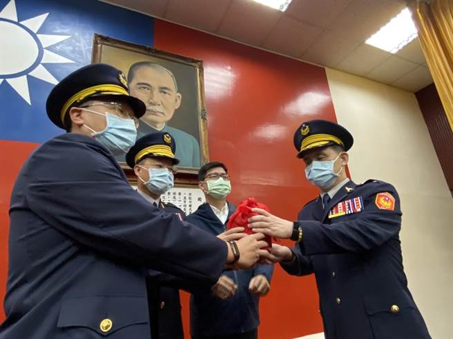 市警局公关室主任蔡宏谋（右）荣任湖内分局长，从市长陈其迈以及警局长黄明昭及卸任湖内分局长尤启南手中接下印信。（石秀华摄）