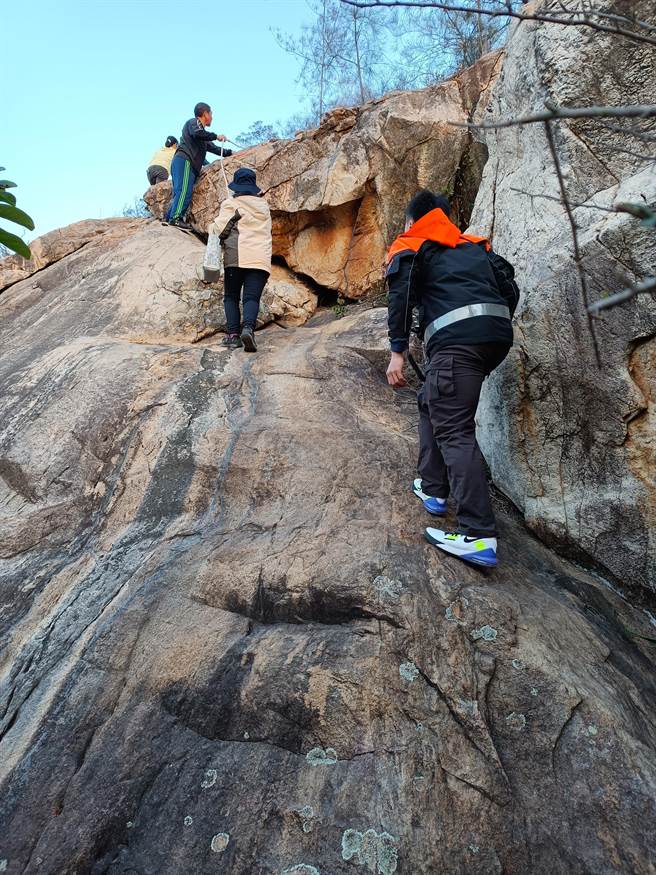 县消防局动员4人上山，30分钟后带黄女脱困，虚惊一场。（金门县消防局提供）