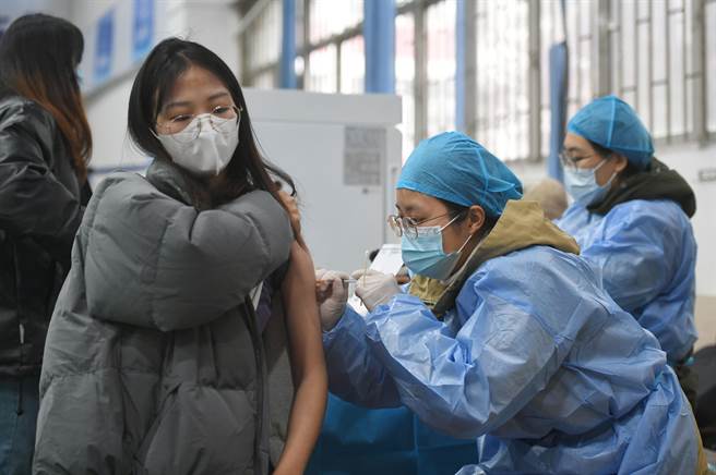 大陆国务院联防联控机制15日召开记者会，会上透露，全大陆接种新冠病毒疫苗人口，已覆盖全大陆总人口的89.63％。（香港中通社）