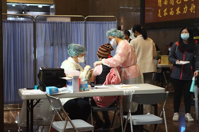 台北市17日啟用中型注射站，民眾在市府站接種莫德納疫苗。（張立勳攝）