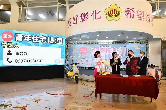 彰化振兴加码活动第一次抽奖直播抽出6021位幸运得主，送出6000个现金红包、20台电动机车与价值超过百万现金的青年住宅1房型1户。头奖得主黄先生从事营造工作，在彰化市住宿旅馆消费780元，抽中了青年住宅。（吴敏菁摄）