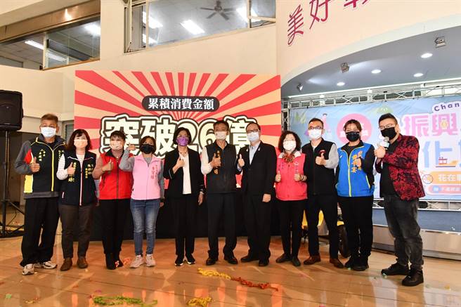 彰化振兴加码活动第一次抽奖直播抽出6021位幸运得主，送出6000个现金红包、20台电动机车与价值超过百万现金的青年住宅1房型1户。头奖得主黄先生从事营造工作，在彰化市住宿旅馆消费780元，抽中了青年住宅。（吴敏菁摄）