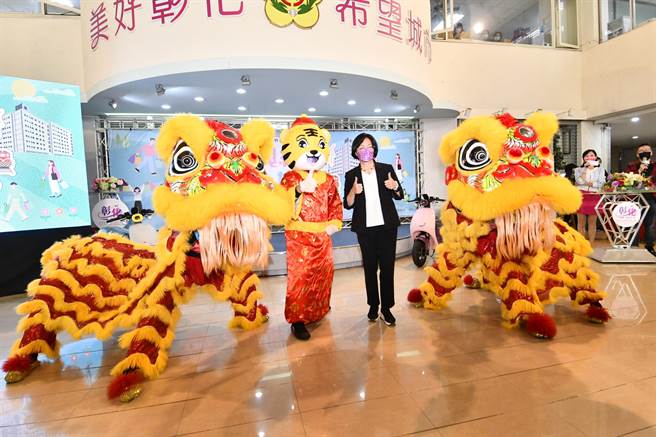 彰化振兴加码活动第一次抽奖直播抽出6021位幸运得主，送出6000个现金红包、20台电动机车与价值超过百万现金的青年住宅1房型1户。头奖得主黄先生从事营造工作，在彰化市住宿旅馆消费780元，抽中了青年住宅。（吴敏菁摄）