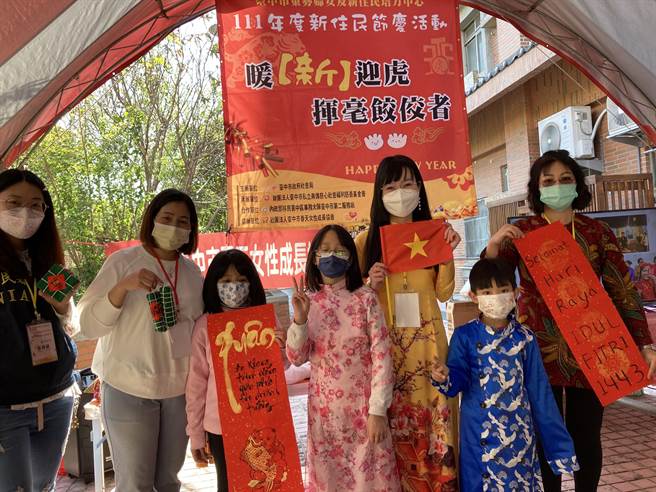 年关将届，移民署举办写春联挥毫活动，让新住民感受年味。（台中市第二服务站提供）