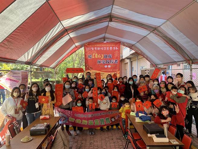 年关将届，移民署举办写春联挥毫活动，让新住民感受年味。（台中市第二服务站提供）