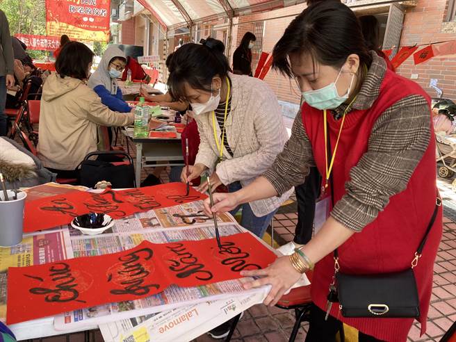 年关将届，移民署举办写春联挥毫活动，让新住民感受年味。（台中市第二服务站提供）