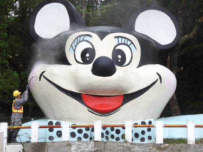 花莲市公所每年农历年前，都会清洗知名地标「米老鼠」，让它能在过年期间焕然一新向民眾拜年。（罗亦晽摄）
