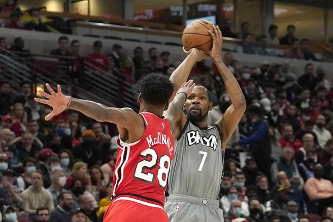 籃網前鋒杜蘭特(右)跳投。（美聯社資料照）