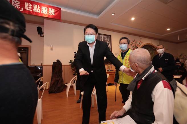 市长林右昌今天前往安乐区慈济静思堂视察施打情形。（基隆市政府提供／陈彩玲基隆传真）