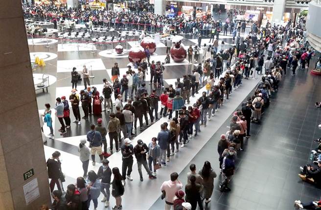 疫情升温，国人忙着预约打疫苗，并关注防疫保单。图为台北车站接种站。(示意图/资料照)