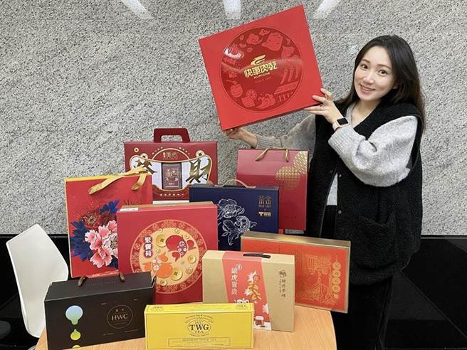 (富邦媒旗下momo购物网年货买气进入白热化阶段，拜年必备的食品礼盒买气年增八成。图/富邦媒提供)