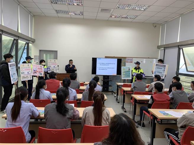 考量移工對電動自行車不得酒駕的法令可能較不熟稔，樹林警分局近日已前往轄內工廠向移工宣導。（樹林警分局提供）