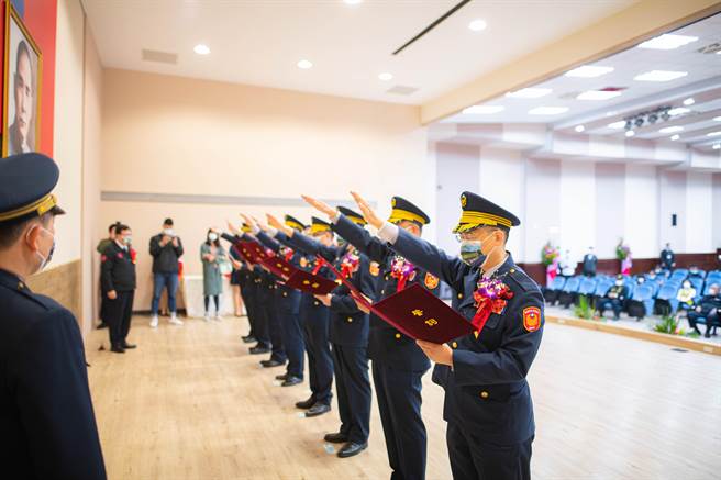 桃7分局长1大队长交接，市长郑文灿观礼感谢桃警团队协助防疫。(蔡依珍摄)