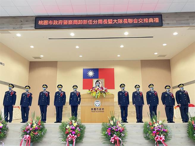 桃7分局长1大队长交接，市长郑文灿观礼感谢桃警团队协助防疫。(蔡依珍摄)