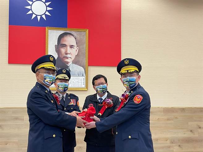桃7分局长1大队长交接，市长郑文灿观礼感谢桃警团队协助防疫。(蔡依珍摄)