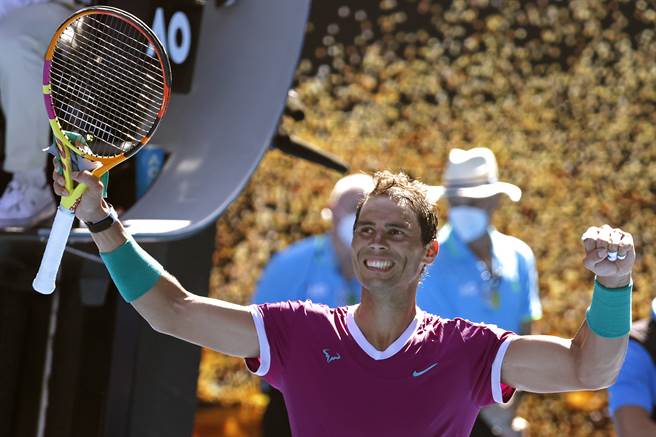 纳达尔2022澳网首轮直落三过关。（美联社）