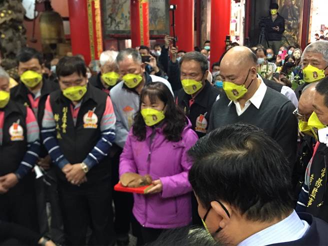 爐主曾桂菊向媽祖請示壬寅年進香期程。（拱天宮提供／李京昇苗栗傳真）