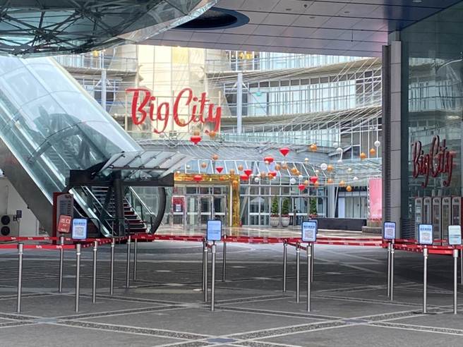 巨城購物中心今天仍停業1天，廣場空空蕩蕩，有員工投訴媒體，指截至今天都未接到快篩相關事宜，憂心明天能開業嗎？（陳育賢攝）