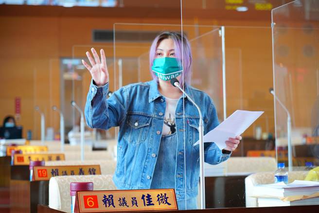 市議員賴佳微批台中市交通意外死亡六都最高，市府應儘速拿出因應對策。（市議員賴佳微提供）