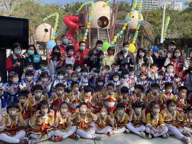高雄亲子引颈期盼的凹仔底森林公园鸟巢共融游戏场17日正式启用，高雄市长陈其迈也特地前往共襄盛举。（洪浩轩摄）