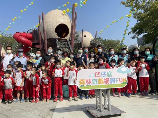 高雄亲子引颈期盼的凹仔底森林公园鸟巢共融游戏场17日正式启用，高雄市长陈其迈也特地前往共襄盛举。（洪浩轩摄）