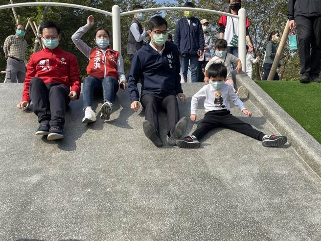 高雄亲子引颈期盼的凹仔底森林公园鸟巢共融游戏场17日正式启用，高雄市长陈其迈也特地前往共襄盛举。（洪浩轩摄）