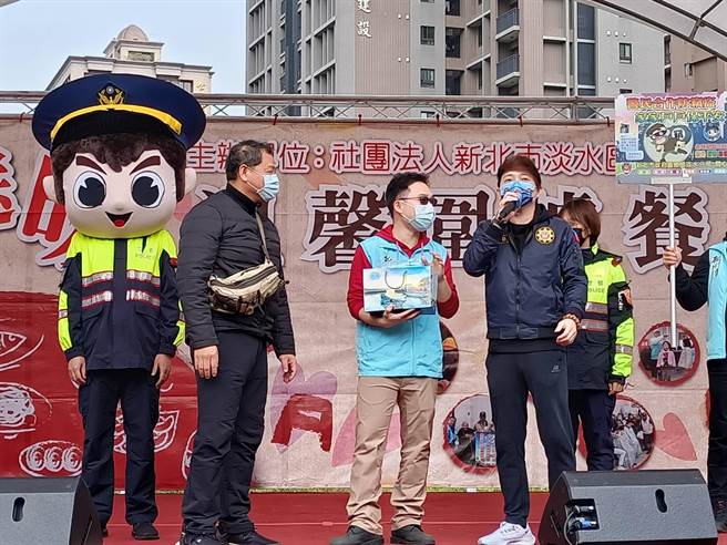 岁末年终关怀逾600户弱势参与 淡水警预防犯罪宣导不缺席（警方提供／戴上容新北传真）