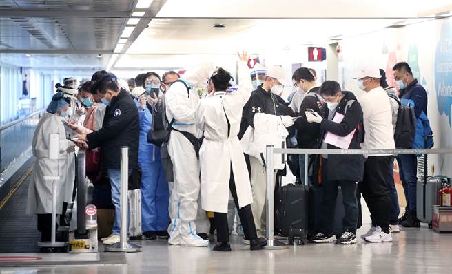 今天上午共3個長程航班抵台，共採檢174人，驗出8人陽性，陽性率為4.60％。圖為桃園機場入境管制區內，剛下機的旅客準備通關入境。（范揚光攝）