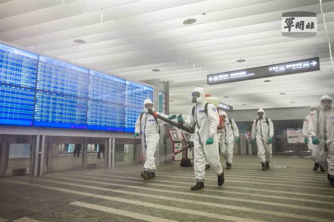 官兵背负气雾式消毒器实施消毒。（军闻社提供