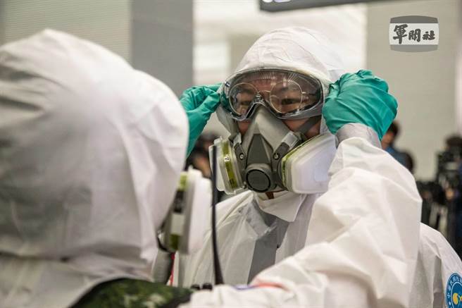 官兵相互检查装备穿戴。（军闻社提供