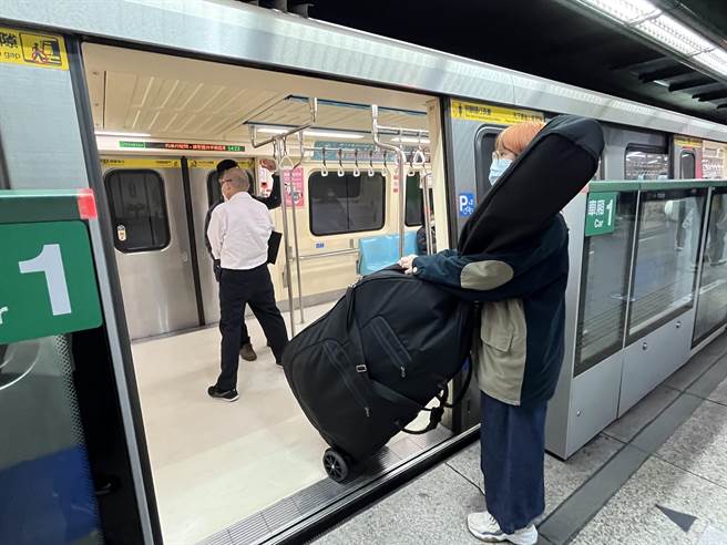 台北捷運23日起開放旅客攜帶低音提琴搭乘捷運，預計試辦1年。（台北捷運公司提供／張立勳台北傳真）