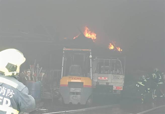 台中市霧峰區一處鐵皮工廠17日上午發生火災，中市消防隊員佈水線搶救。（台中市消防局提供／黃國峰台中傳真）