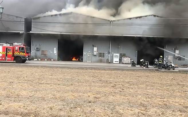 台中市霧峰區一處鐵皮工廠17日上午發生火災，中市消防隊員佈水線搶救。（民眾提供／黃國峰台中傳真）