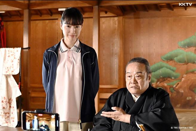 西田敏行（右）于《我家的故事》饰演家族的关键人物观山寿三郎，获得KKTV 第3届K剧大赏-日剧赏年度最佳男配角。（KKTV提供）