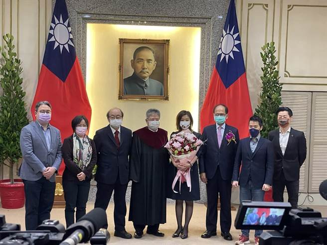 中二选区立委补选当选人林静仪今日就职，立法院长游锡堃及多位立委到场支持 (吴家豪摄)