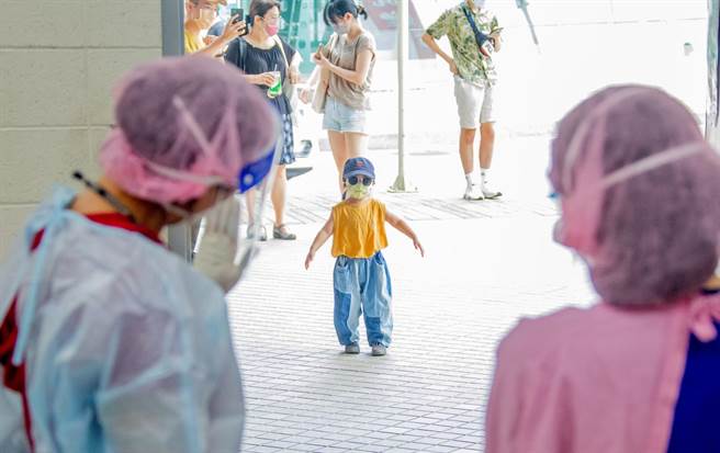 西堤群聚案釀今日有一家5口確診，其中一名為1歲以下幼童，羅一鈞表示，國內累計15名18歲以下小朋友確診。（圖／示意圖，記者羅永銘攝影）