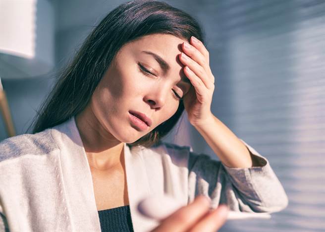 英国Omicron患者的症状以流鼻水、头痛、喉咙痛为大宗，只有50%出现发烧，不过冲绳的调查显示，有发烧的患者最多，将近80%。（示意图／shutterstock）