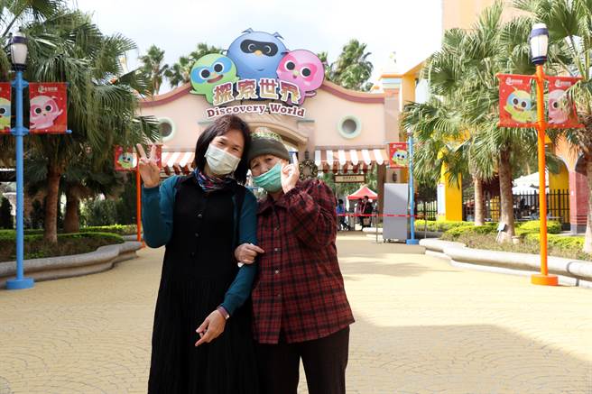 60岁的周奶奶希望能重温与妹妹的童年回忆，在多方协助下，完成圆梦计画。（丽宝乐园渡假区提供）
