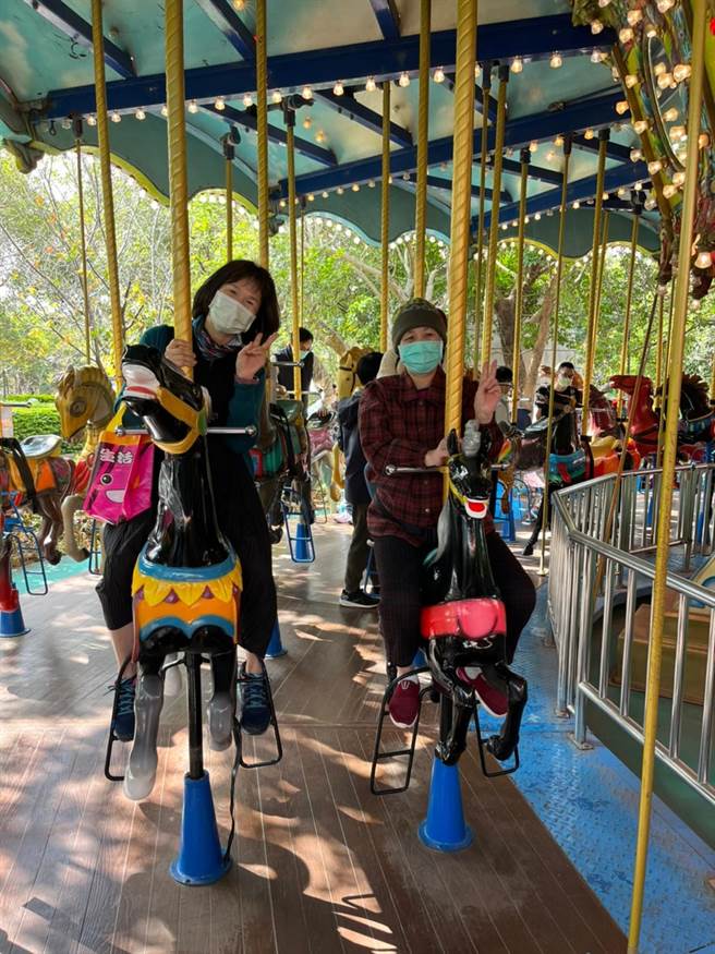 60岁的周奶奶希望能重温与妹妹的童年回忆，在多方协助下，完成圆梦计画。（丽宝乐园渡假区提供）