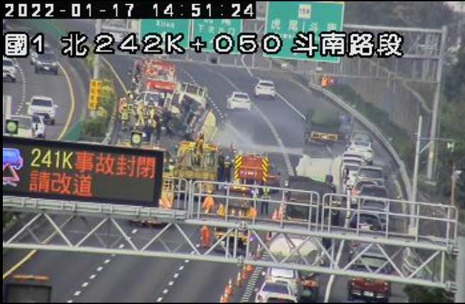 國1北上242.5公里處油罐車翻覆。（交通部高速公路局即時影像）