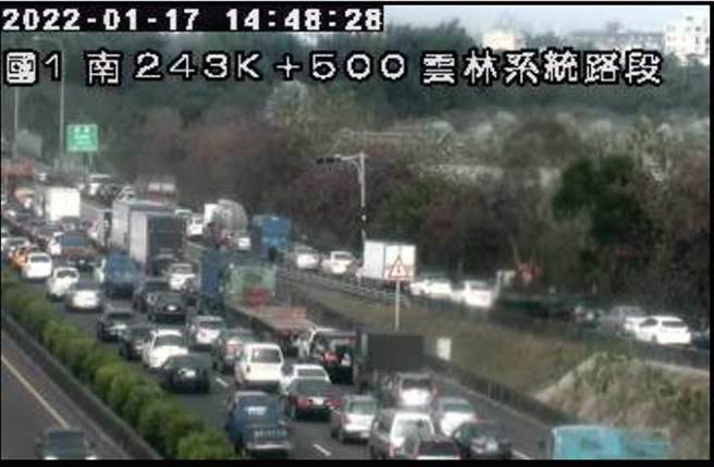 國1北上242.5公里處油罐車翻覆，後方回堵1公里。（交通部高速公路局即時影像）