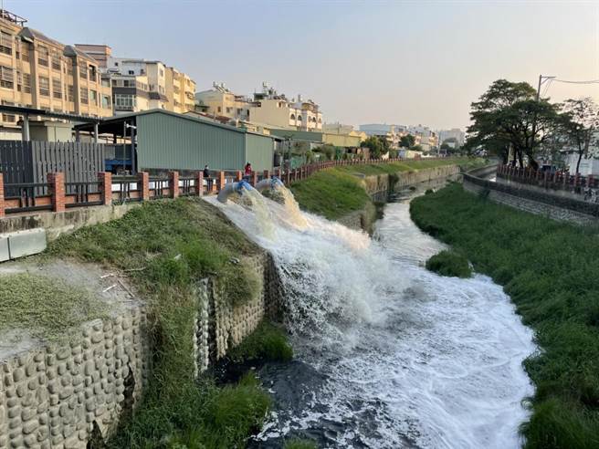 高雄市仁武区湾内里抽水机加入防灾行列，提升抽水能量4倍。（高雄市水利局提供／林瑞益高雄传真）