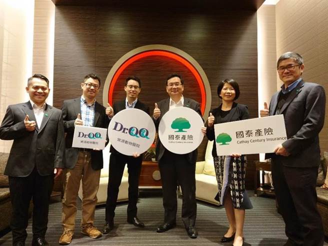 （国泰产险总经理陈万祥（右三）和台北市常源动物医院合作推出业界首创的宠物险「理赔金抵缴医疗费用服务」。图／业者提供）

