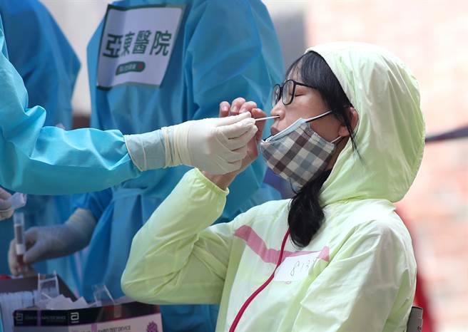 昨（16日）國內新增1名個案家長案17934，第1次採檢Ct值30，但後來2採後變成陰性，懷疑是否是第1次的檢體有問題，因此需要複驗1次確認。圖非新聞當事人。（本報系資料照／鄭任南攝）