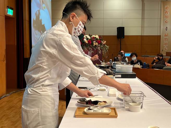 弘光科大廚藝演化論國際研討會，米其林二星主廚黃以倫示範佛跳牆。（陳淑娥攝）