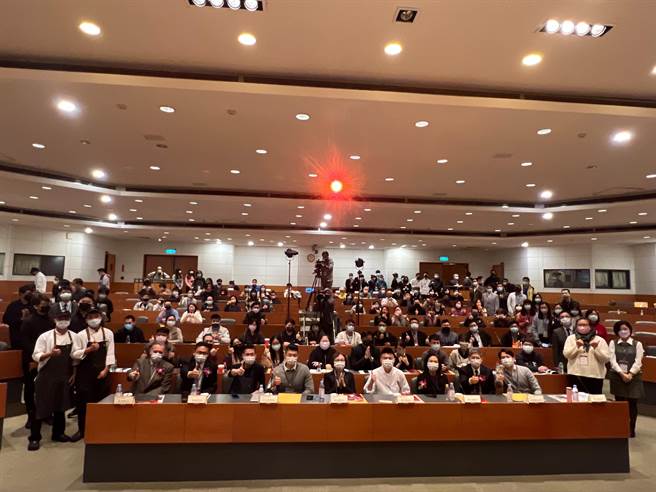 弘光科大廚藝演化論國際研討會 ，不少餐飲業界先進參加。（陳淑娥攝）