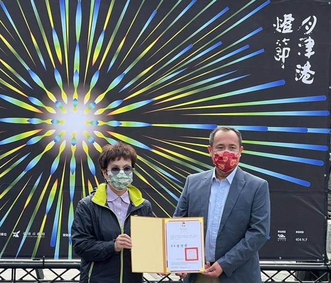 （台南市副市长赵卿惠(左)17日颁发感谢状，由雷虎科技董事长陈冠如，代表接受。图／雷虎科技提供）
