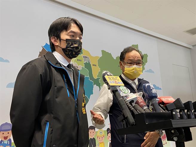 台中市民政局长吴世玮（右）表示，对大甲镇澜宫尊重宗教团体自治发展 市府依法监督绝不包庇。（卢金足摄）