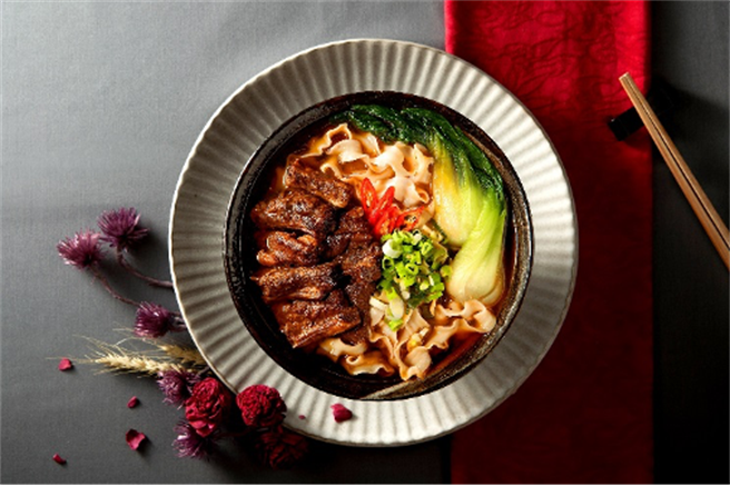 阿舍红烧牛肉麵一盒原价189元，在NBA 2021-22例行赛期间，加价购一盒只要55元。（阿舍食品提供）