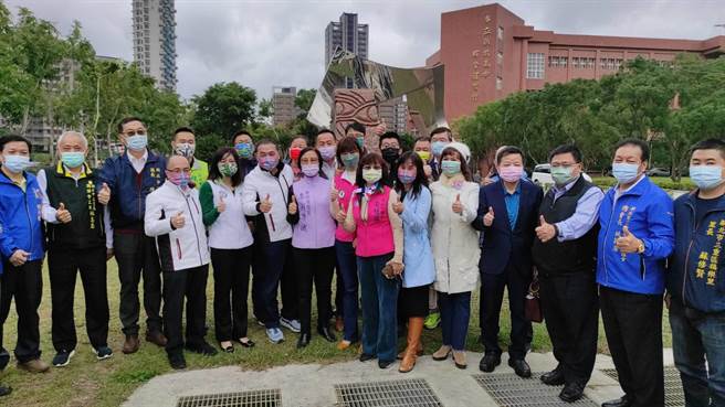 侯友宜17日前往新北高中视察排水工程，新北市议员李翁月娥、王威元、李倩萍等人一同关心。（戴上容摄）